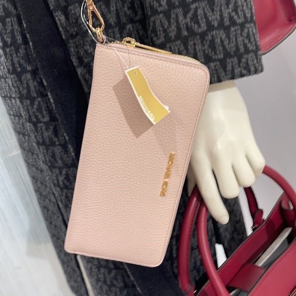 MICHAEL KORS LARGE TRAVEL CONTINENTAL WRISTLET WALLET PHONEHOLDER POWDER BLUSH - Picture 1 of 16